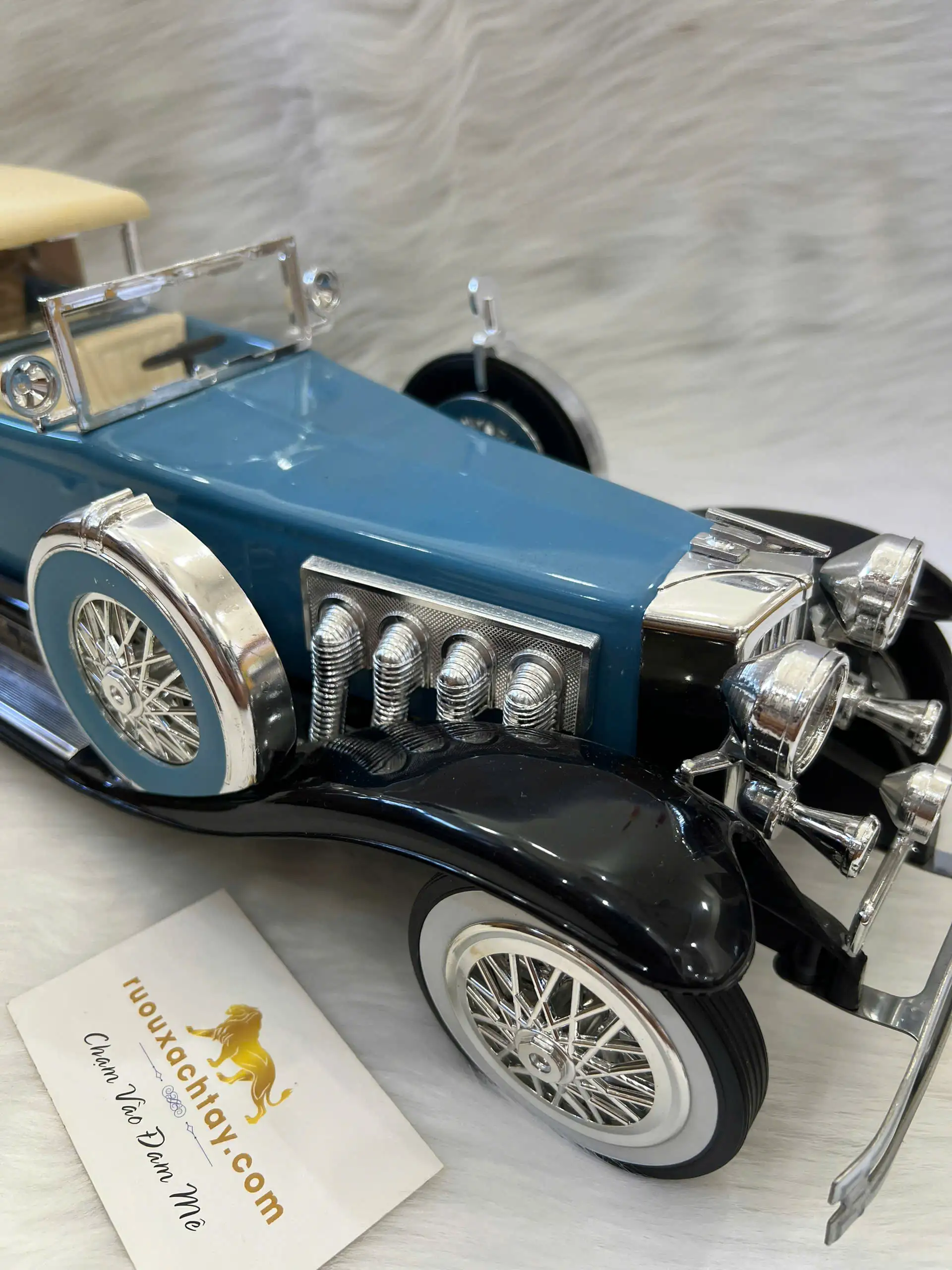 Jim Beam Whiskey 1934 Duesenberg Model J Sky Blue Decanter 3 Jim Beam Whiskey 1934 Duesenberg Model J Sky Blue Decanter (2)