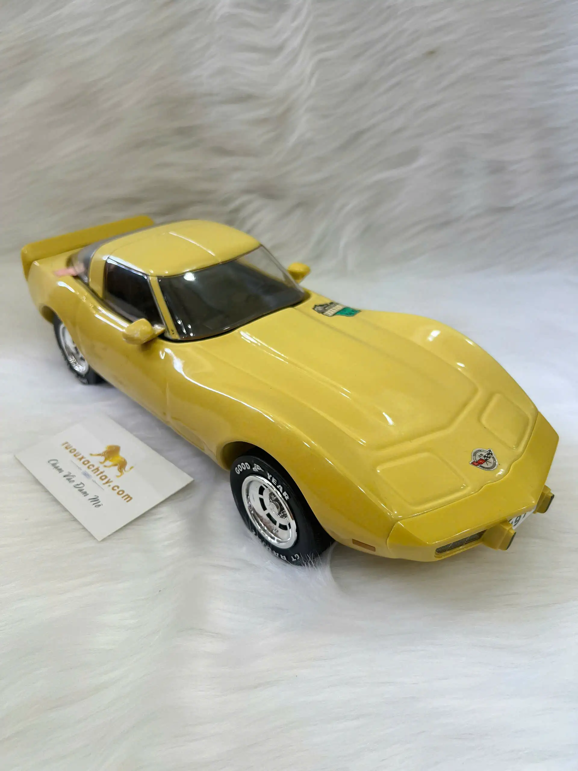 Jim Beam Whiskey 1978 Corvette Mustard Yellow Decanter 4 Jim Beam Whiskey 1978 Corvette Mustard Yellow Decanter (4)