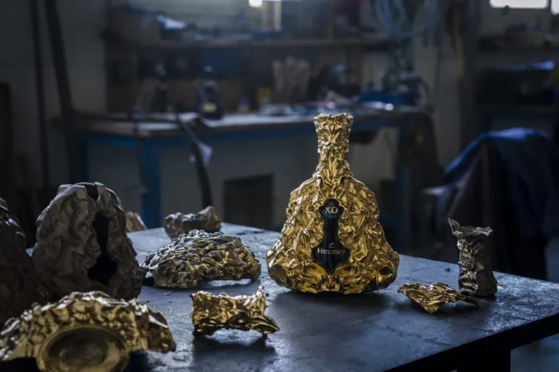 Vỏ chai được làm bằng đồng nhúng vàng 24 carat.