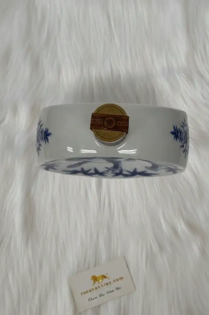 Suntory Pure Malt Whisky Yamazaki 12 Year Old Arita Ware Blue And White Bamboo Tiger 4 Suntory Pure Malt Whisky Yamazaki 12 Year Old Arita Ware Blue And White Bamboo Tiger (3)