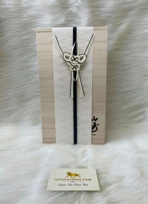 Yamazaki 25 Year Old Limited Edition Japanese Single Malt Whisky 9 Yamazaki 25 Year Old Limited Edition Japanese Single Malt Whisky (2)