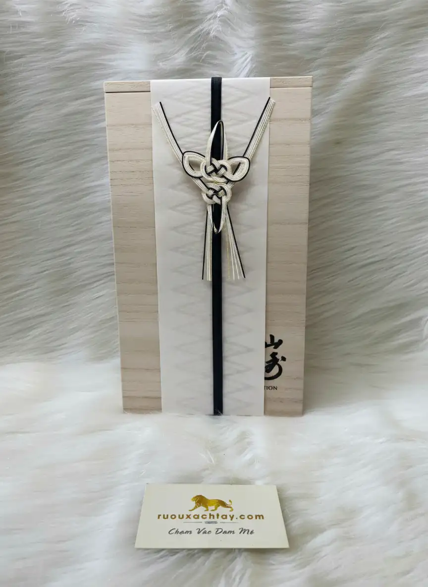 Yamazaki 25 Year Old Limited Edition Japanese Single Malt Whisky 4 Yamazaki 25 Year Old Limited Edition Japanese Single Malt Whisky (2)