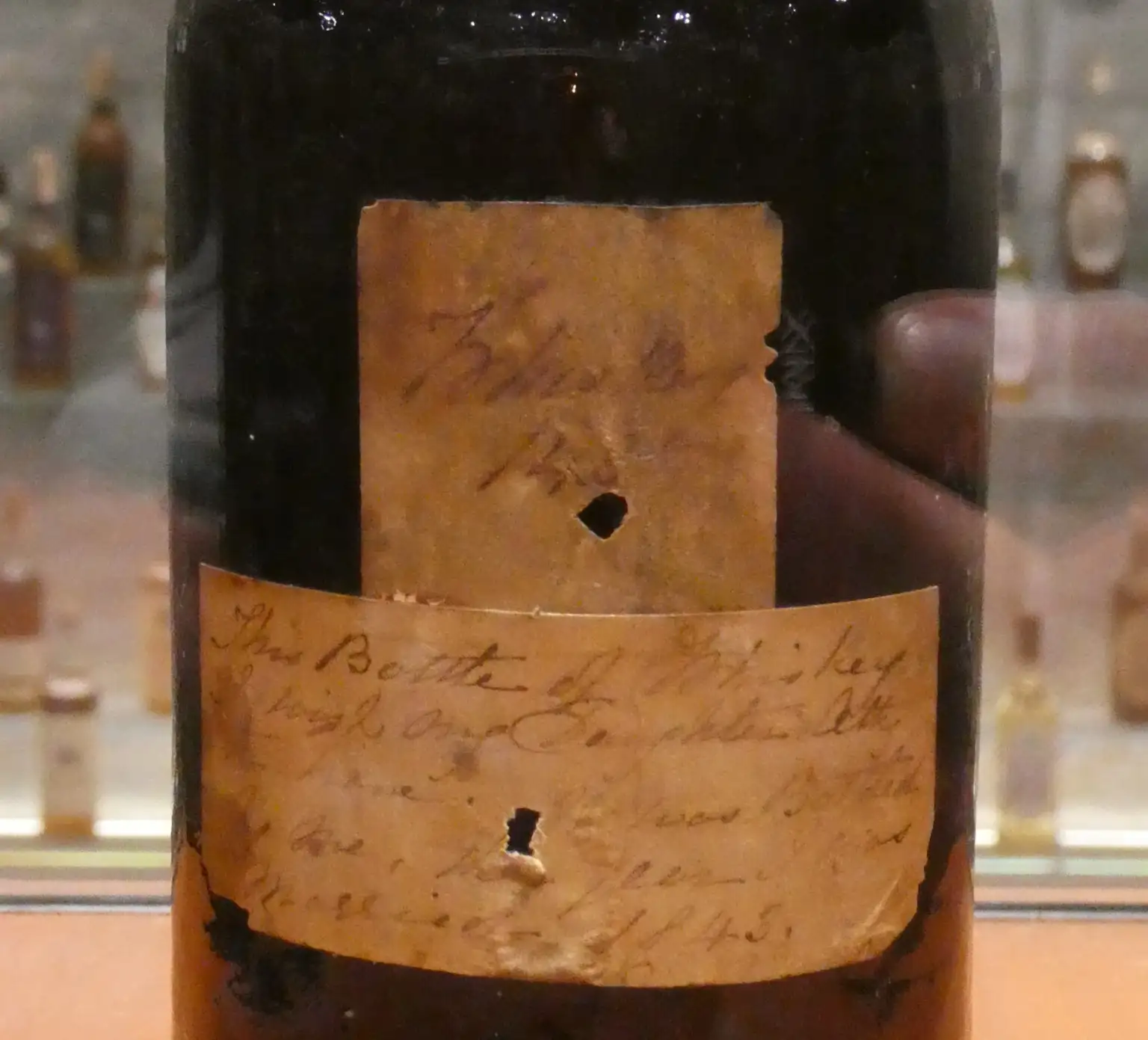 Chai rượu kỷ niệm với nhãn dán được viết tay