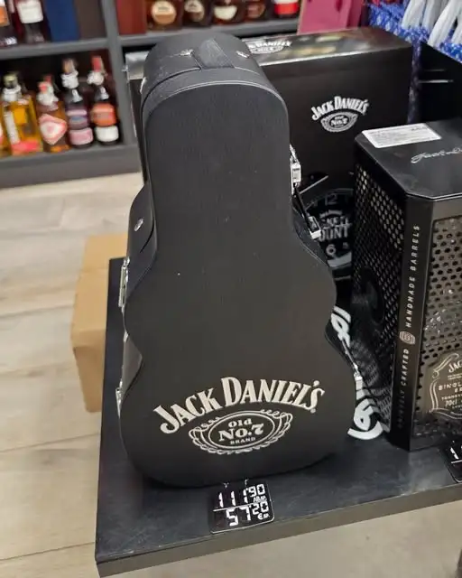 Giá rượu Jack Daniels Guitar Gift Set 70cl