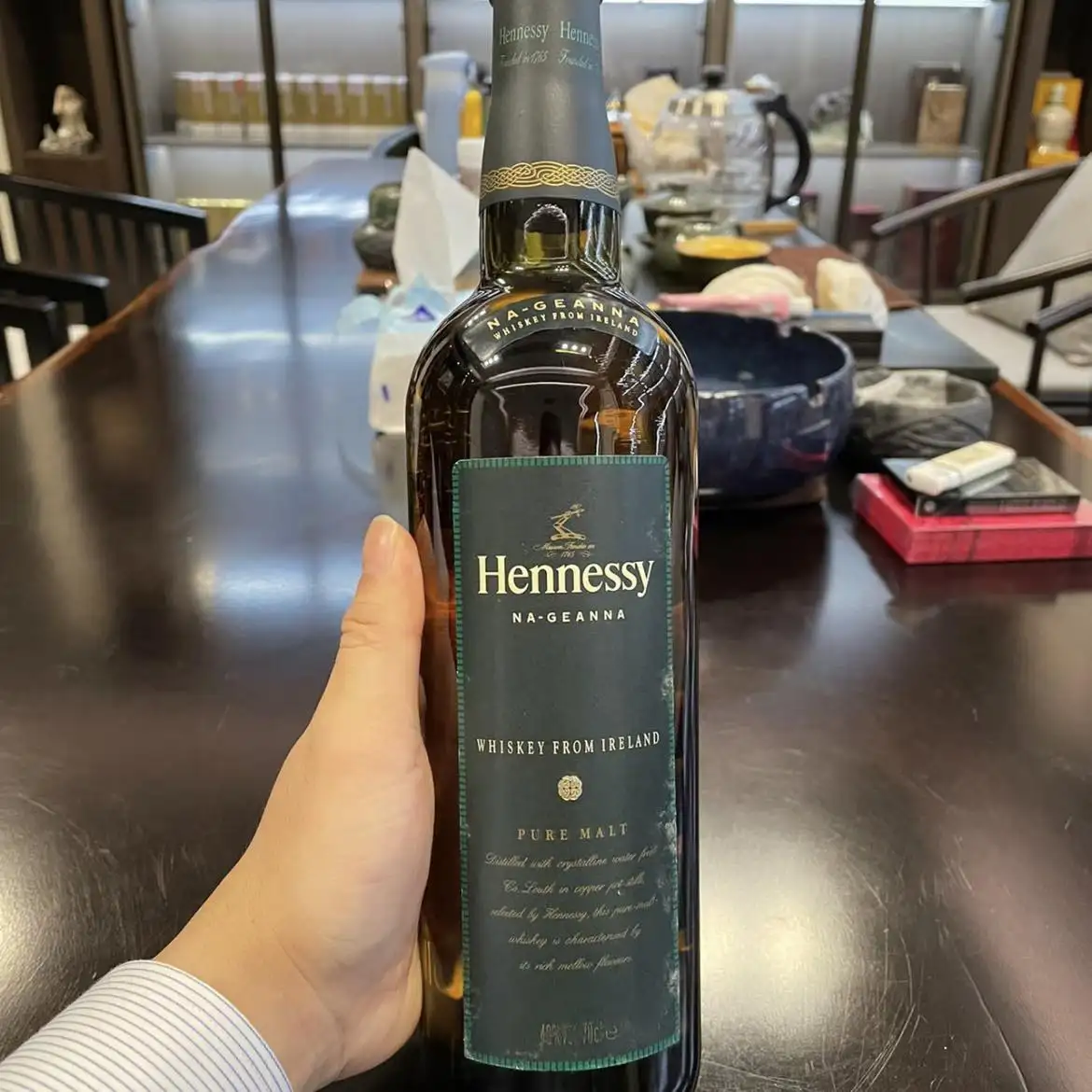 Hennessy Na Geanna Pure Malt Whiskey gây ngạc nhiên vì nó có gì đó sai sai