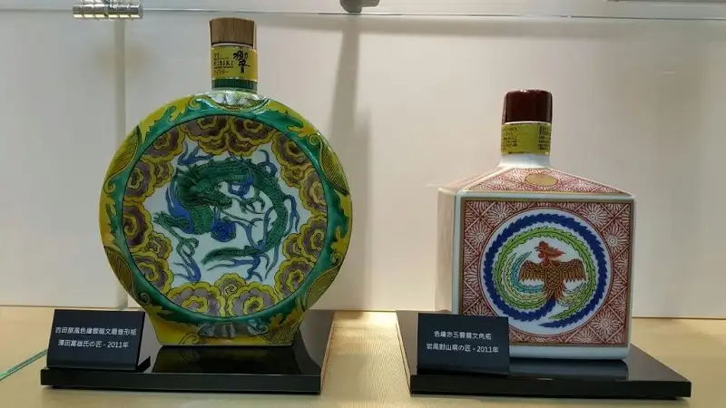 Hibiki 21 Chai Gốm Năm Rồng - Hibiki 21 Years Dragon Kutani Ware 6 2 Phiên bản Hibiki 21 Chai Gốm Kutani có hoạ tiết rồng