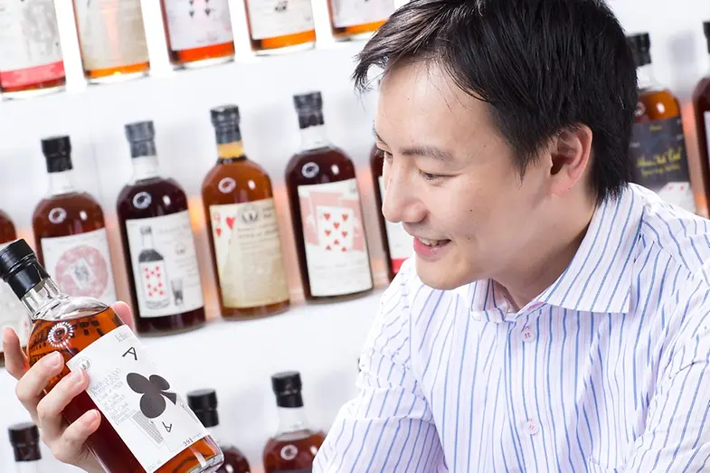 Aaron Chan đã bán một chai whisky Nhật Bản với giá cao gấp hơn 90 lần so với giá anh ấy đã mua.
