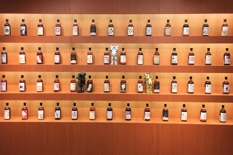 Aaron Chan sở hữu 54 chai rượu thuộc dòng Hanyu Player Card.