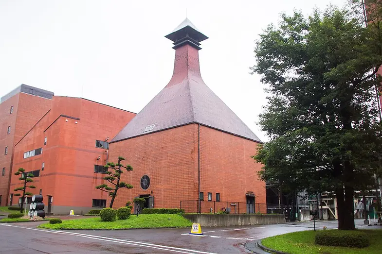 Nhà máy sản xuất rượu whisky Nikka trên đảo Hokkaido được chọn vì khí hậu ở đây tương tự như vùng cao nguyên Scotland.