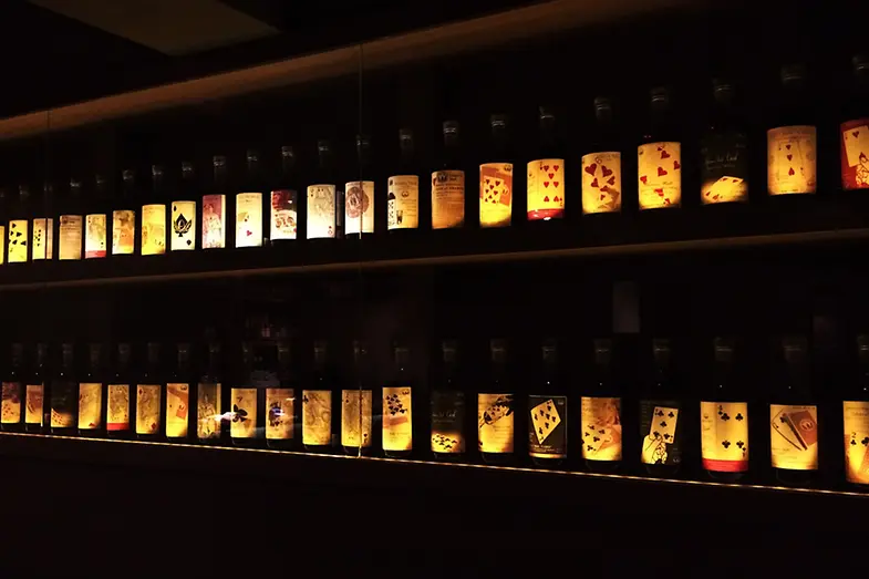 Tại câu lạc bộ Qing của mình, Aaron Chan trưng bày 54 chai rượu thuộc bộ sưu tập thẻ bài Hanyu Player. 