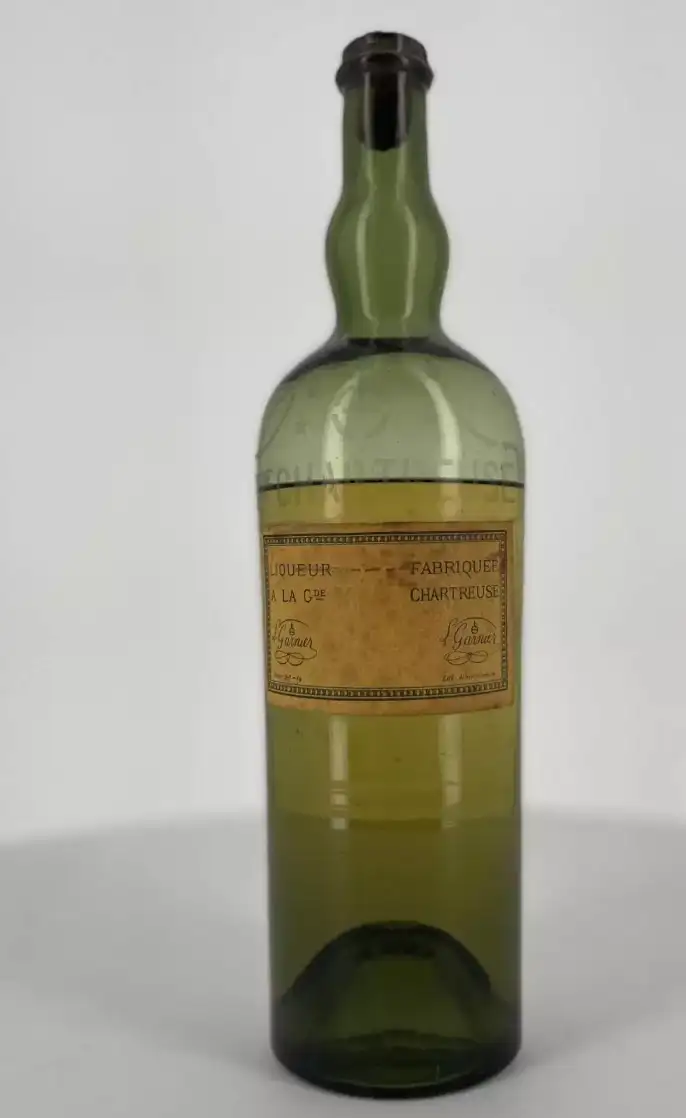 Yellow Chartreuse 1936-1941 - Une Tarragone - Voiron 3 tìm chữ ký, luôn nằm ở góc dưới bên phải của nhãn chai Chartreuse
