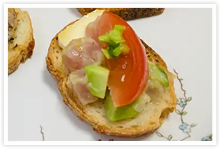 Canapé cá ngừ và bơ