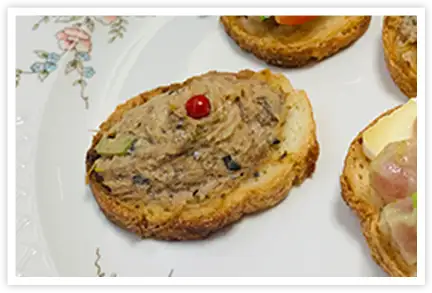 Canapé cá thu sốt kem phô mai miso