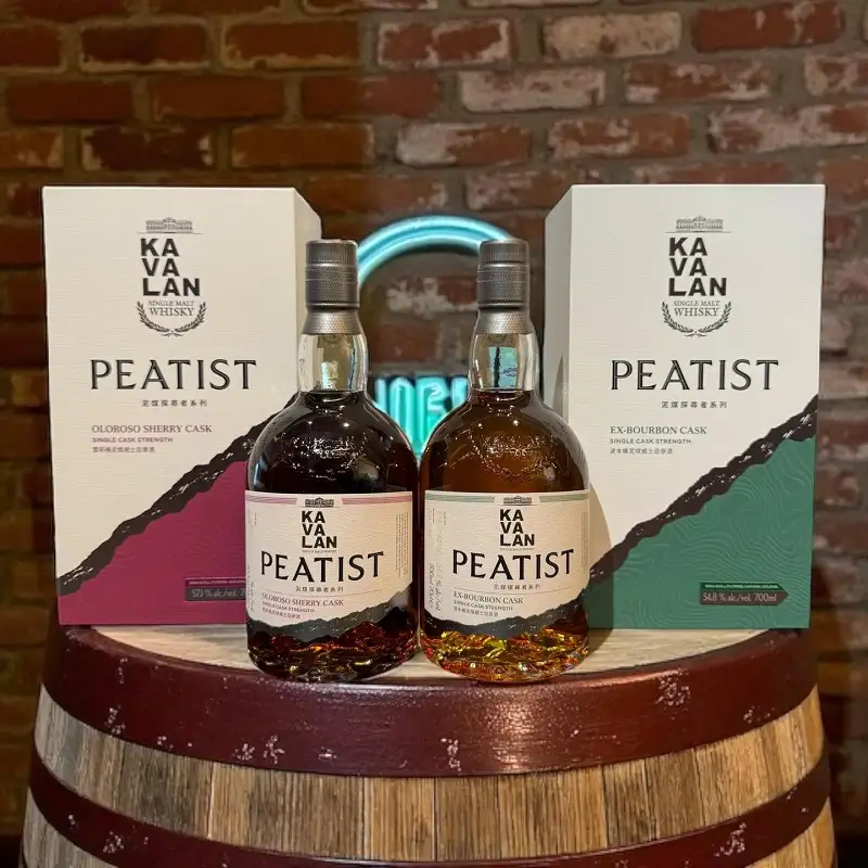 Kavalan Peatist Oloroso Sherry Cask 4 Kavalan Peatist Oloroso Sherry Cask Single Cask Strength 700ml và Kavalan Peatist Ex-Bourbon Cask Single Cask Strength 700ml