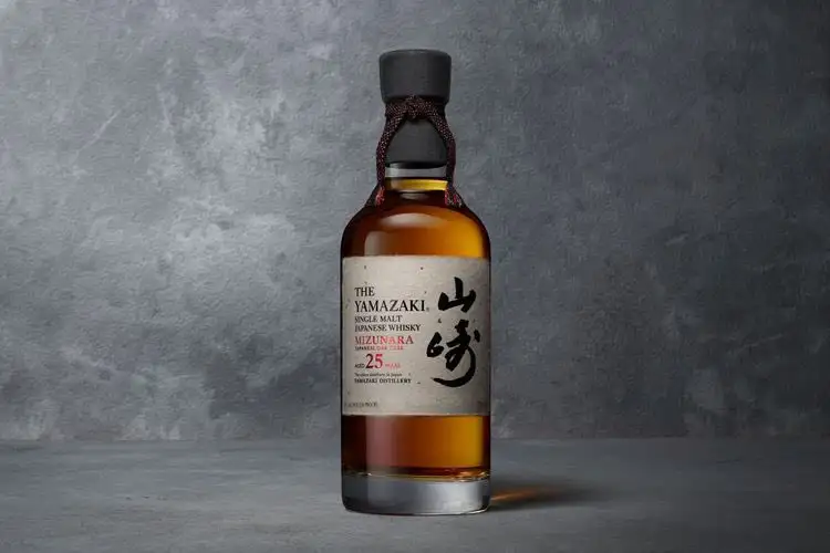 Yamazaki 25 năm ủ 100_ trong thùng gỗ sồi Mizunara