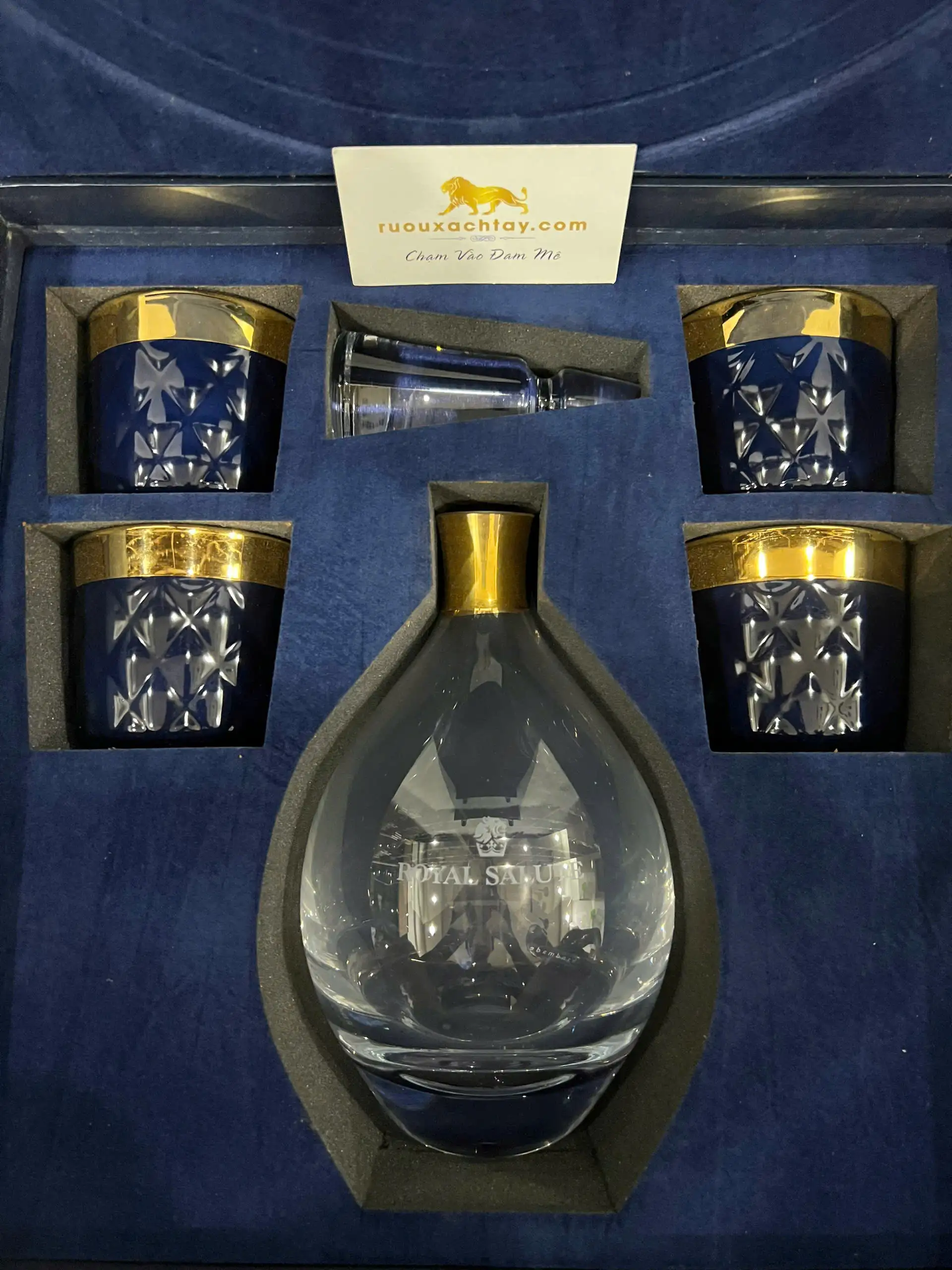 Bộ Quà Tặng Độc Quyền Chivas Royal Salute - Bình Đựng Rượu Pha Lê 1 Bộ Quà Tặng Độc Quyền Chivas Royal Salute - Bình Đựng Rượu Pha Lê (1)