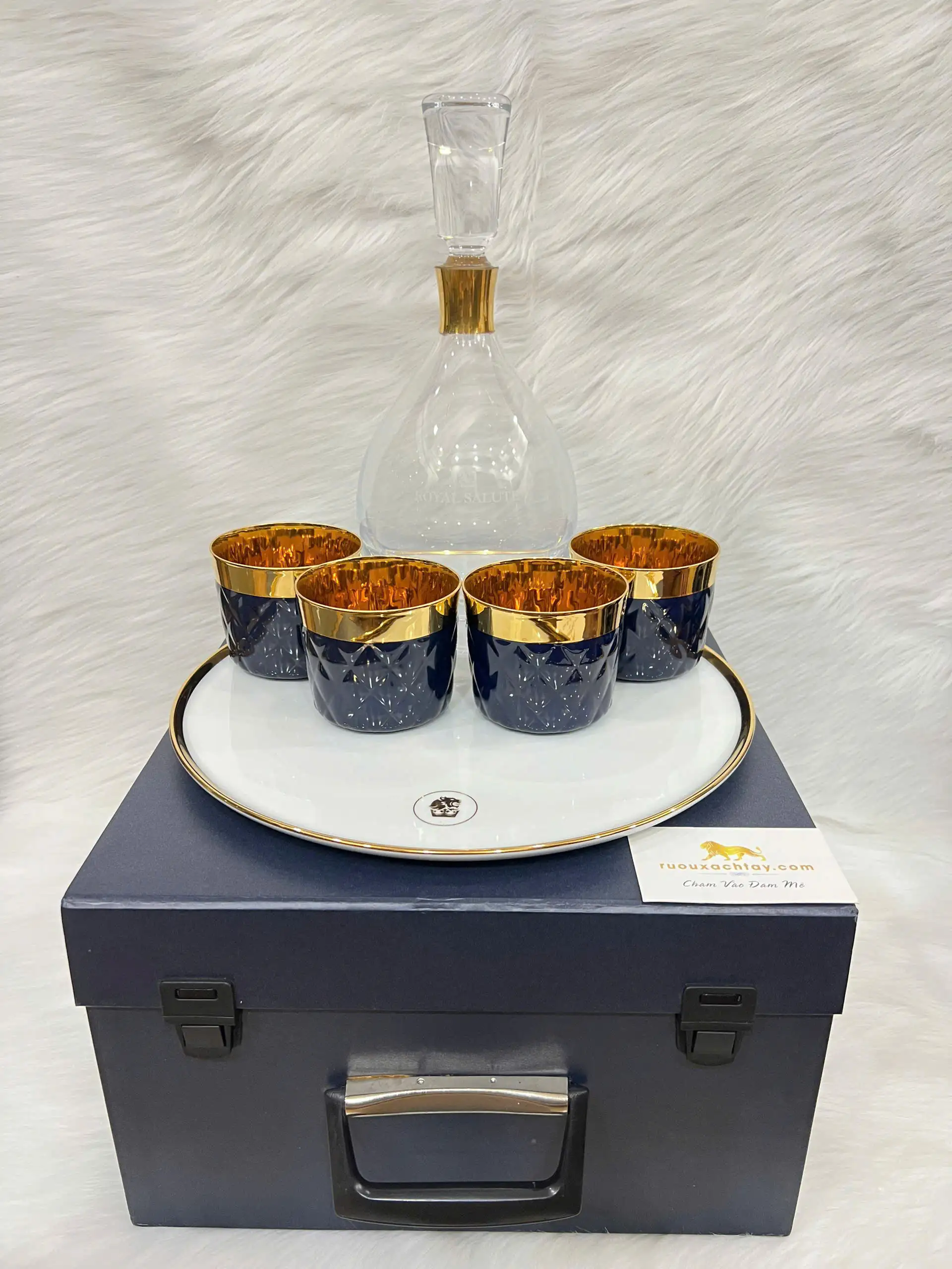 Bộ Quà Tặng Độc Quyền Chivas Royal Salute - Bình Đựng Rượu Pha Lê 4 Bộ Quà Tặng Độc Quyền Chivas Royal Salute - Bình Đựng Rượu Pha Lê (2)