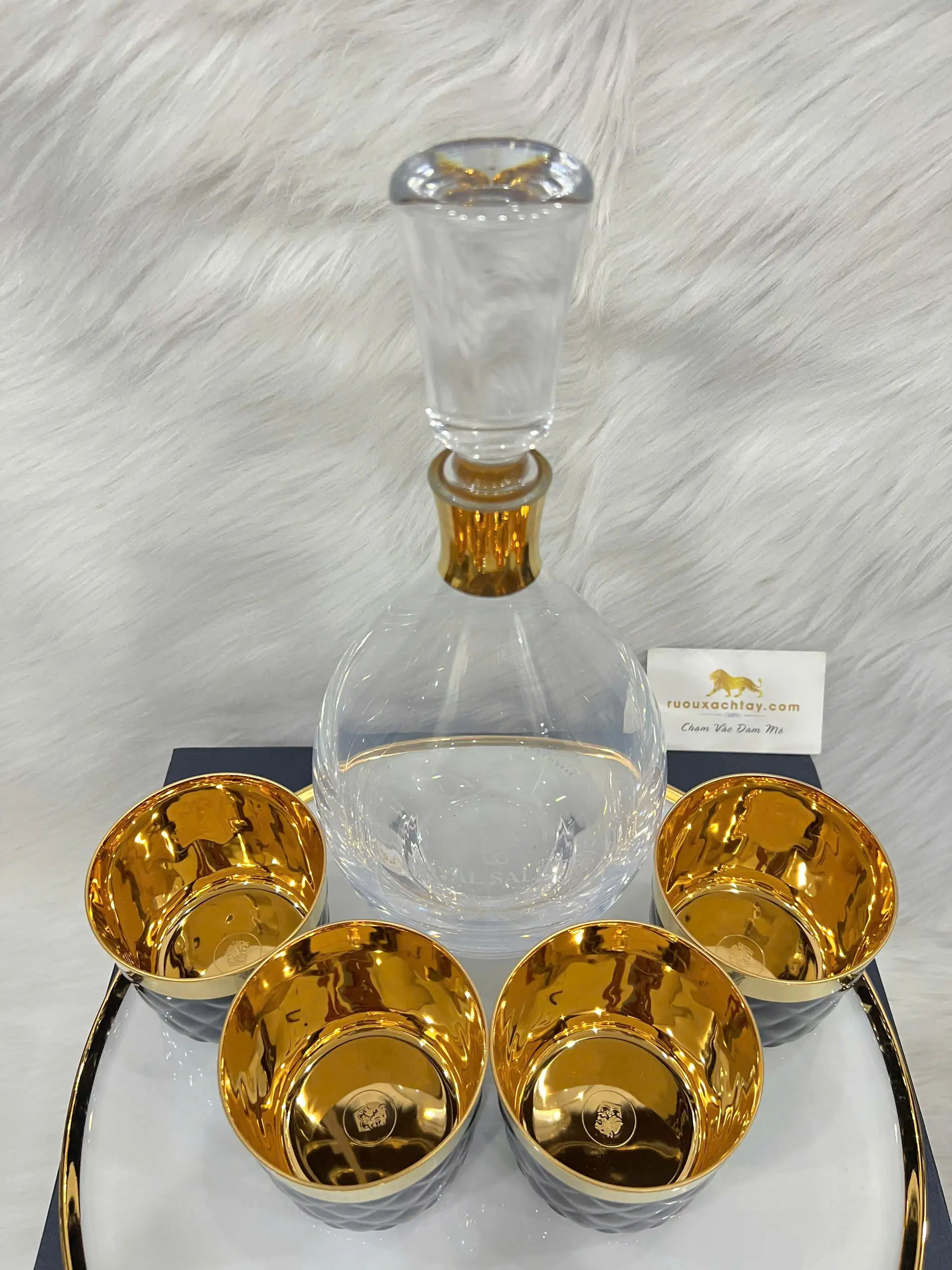 Bộ Quà Tặng Độc Quyền Chivas Royal Salute - Bình Đựng Rượu Pha Lê 5 Bộ Quà Tặng Độc Quyền Chivas Royal Salute - Bình Đựng Rượu Pha Lê (3)