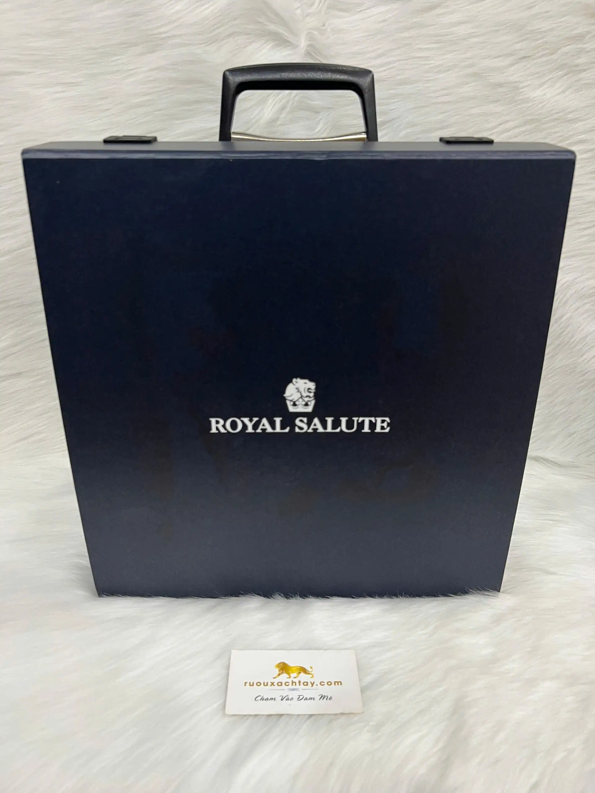 Bộ Quà Tặng Độc Quyền Chivas Royal Salute - Bình Đựng Rượu Pha Lê 2 Bộ Quà Tặng Độc Quyền Chivas Royal Salute - Bình Đựng Rượu Pha Lê (4)