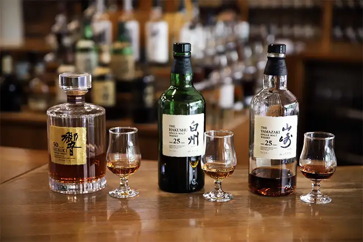 quà tặng cho là những chai rượu whisky Nhật Bản