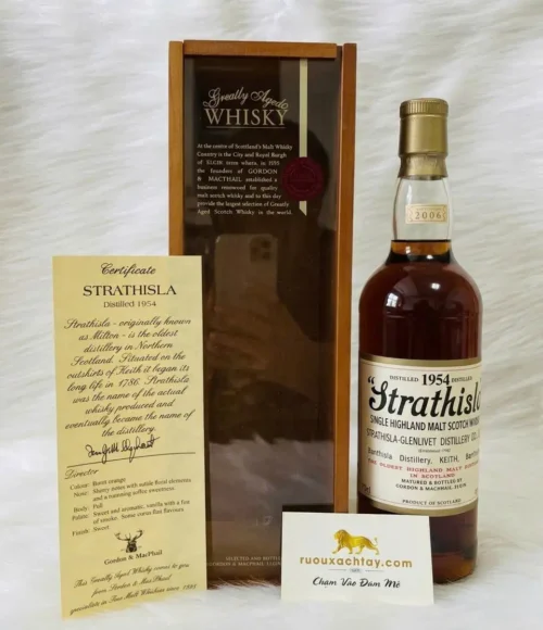 1954 Strathisla Single Malt Scotch Whisky - Gordon & MacPhail (1)