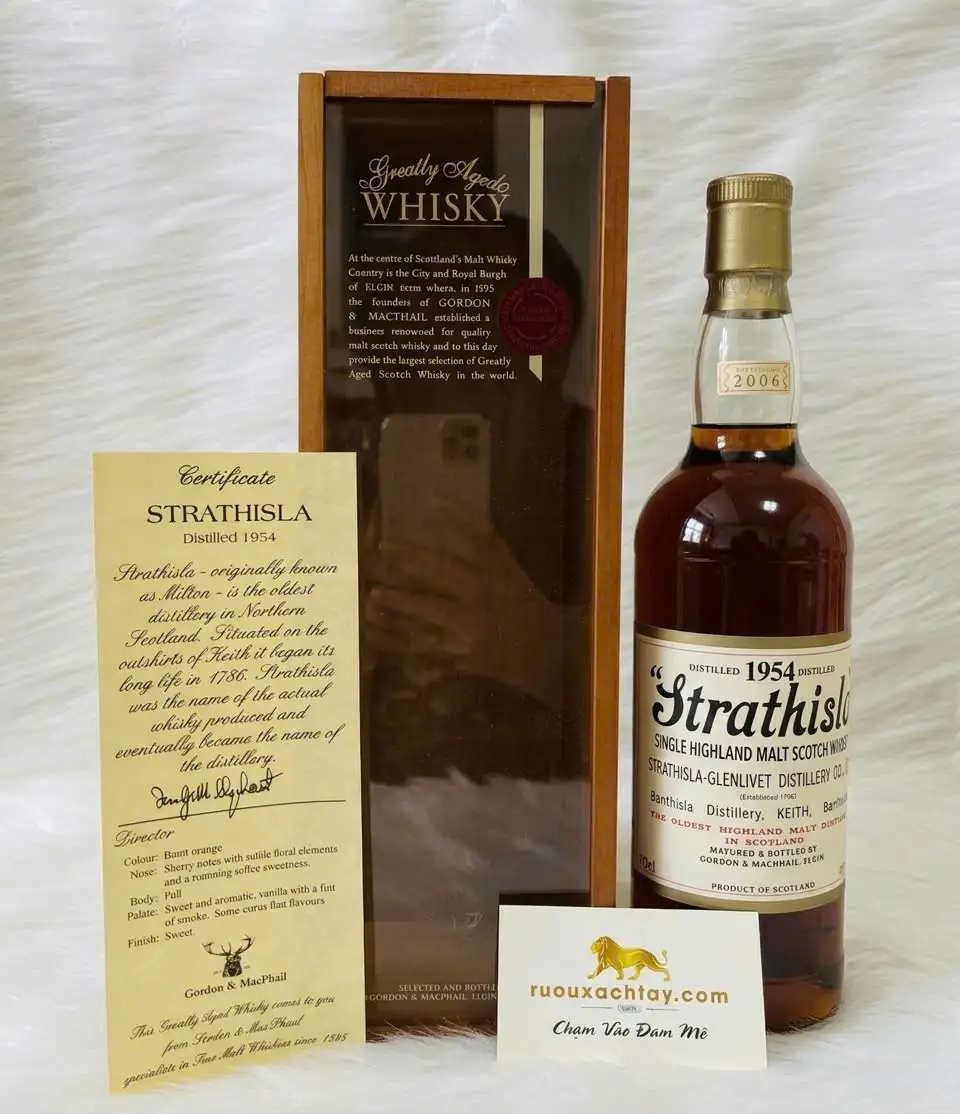 1954 Strathisla Single Malt Scotch Whisky - Gordon & MacPhail 1 1954 Strathisla Single Malt Scotch Whisky - Gordon & MacPhail (1)