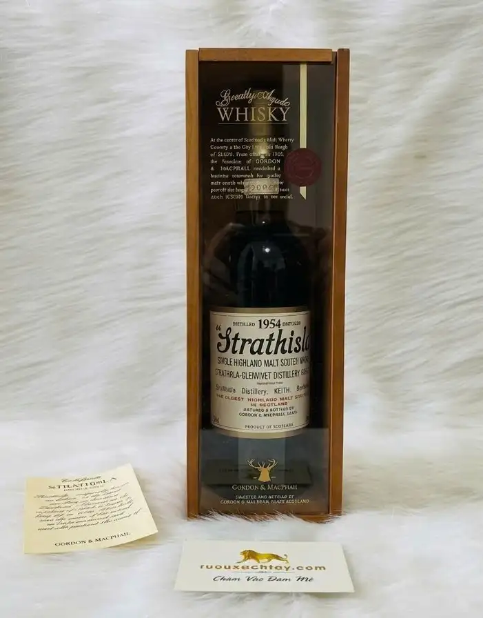 1954 Strathisla Single Malt Scotch Whisky - Gordon & MacPhail 2 1954 Strathisla Single Malt Scotch Whisky - Gordon & MacPhail (2)