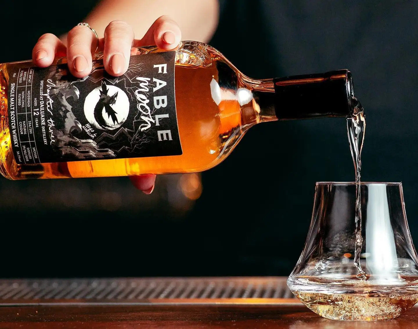 Bộ Sưu Tập Các Loại Rượu Whisky Từng Đoạt Giải Thưởng Của Nhà Đóng Chai Độc Lập Fable Được Lấy Cảm Hứng Từ Một Câu Chuyện Dân Gian Ma Mị Của Scotland 1 Chương Ba - Mặt Trăng mang đến một nguồn năng lượng bí ẩn và u ám phù hợp