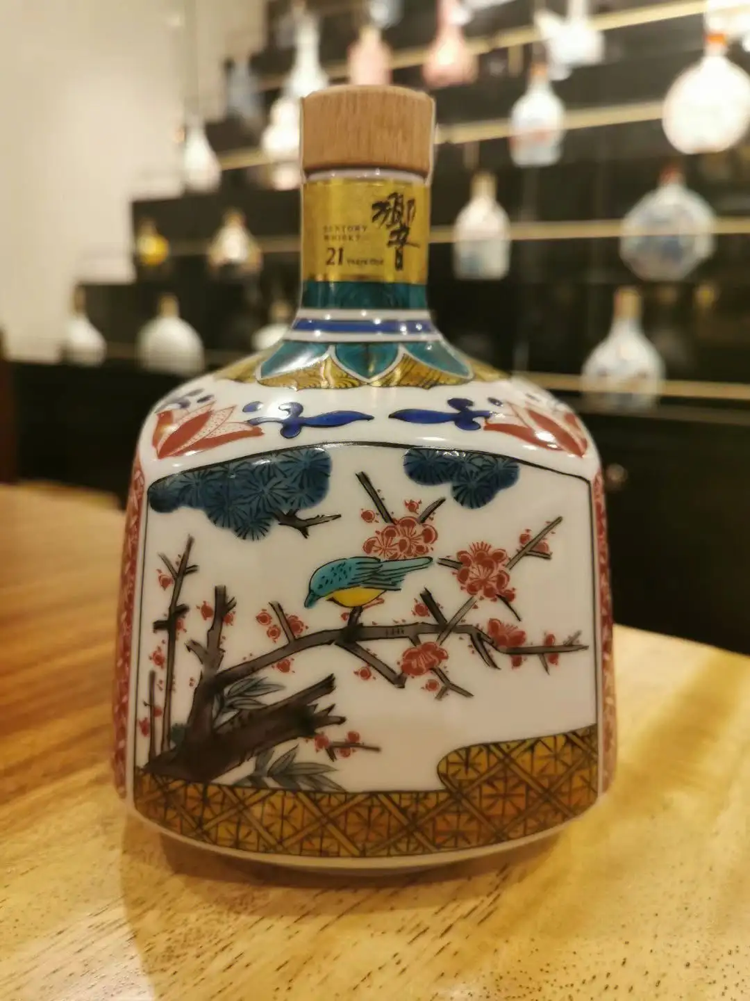 Rượu Whisky Hibiki 21 Year Old Ceramic Kutani Decanter 2002 Release 8 Rượu Whisky Hibiki 21 Year Old Ceramic Kutani Decanter 2002 Release (4)
