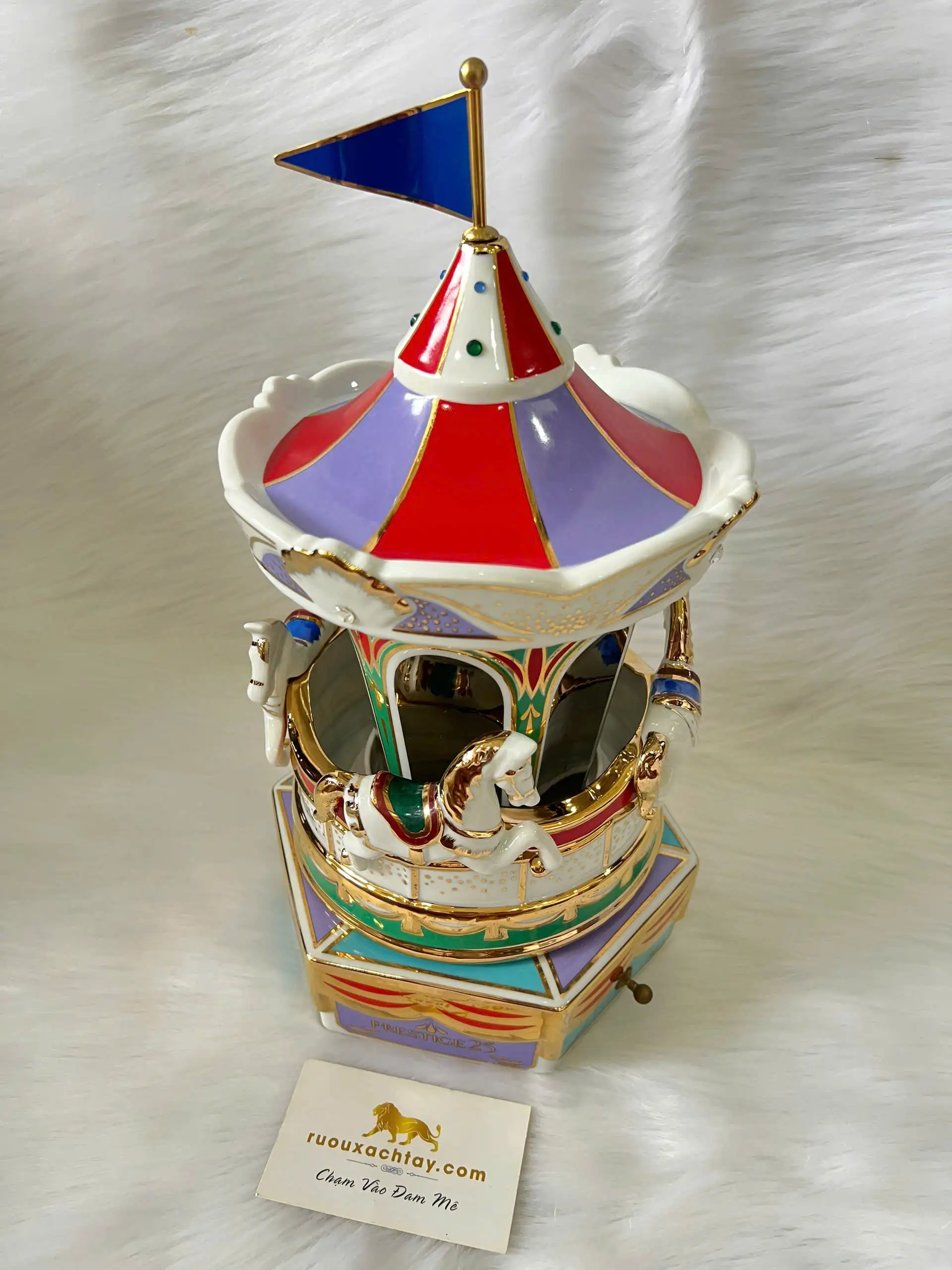 Suntory Whisky Prestige 25 Year Old - Carousel Decanter 2 Suntory Whisky Prestige 25 Year Old - Carousel Decanter (2)