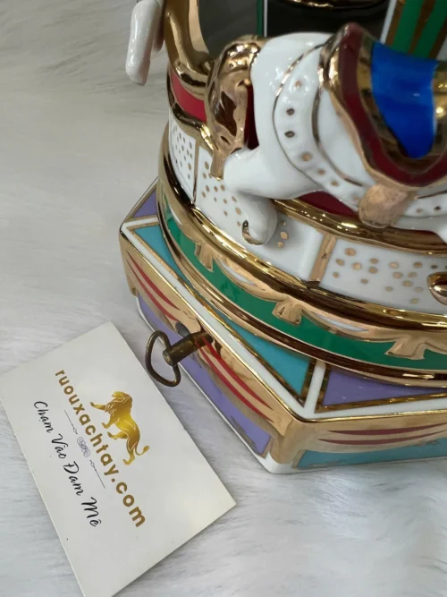 Suntory Whisky Prestige 25 Year Old - Carousel Decanter 8 Suntory Whisky Prestige 25 Year Old - Carousel Decanter (3)