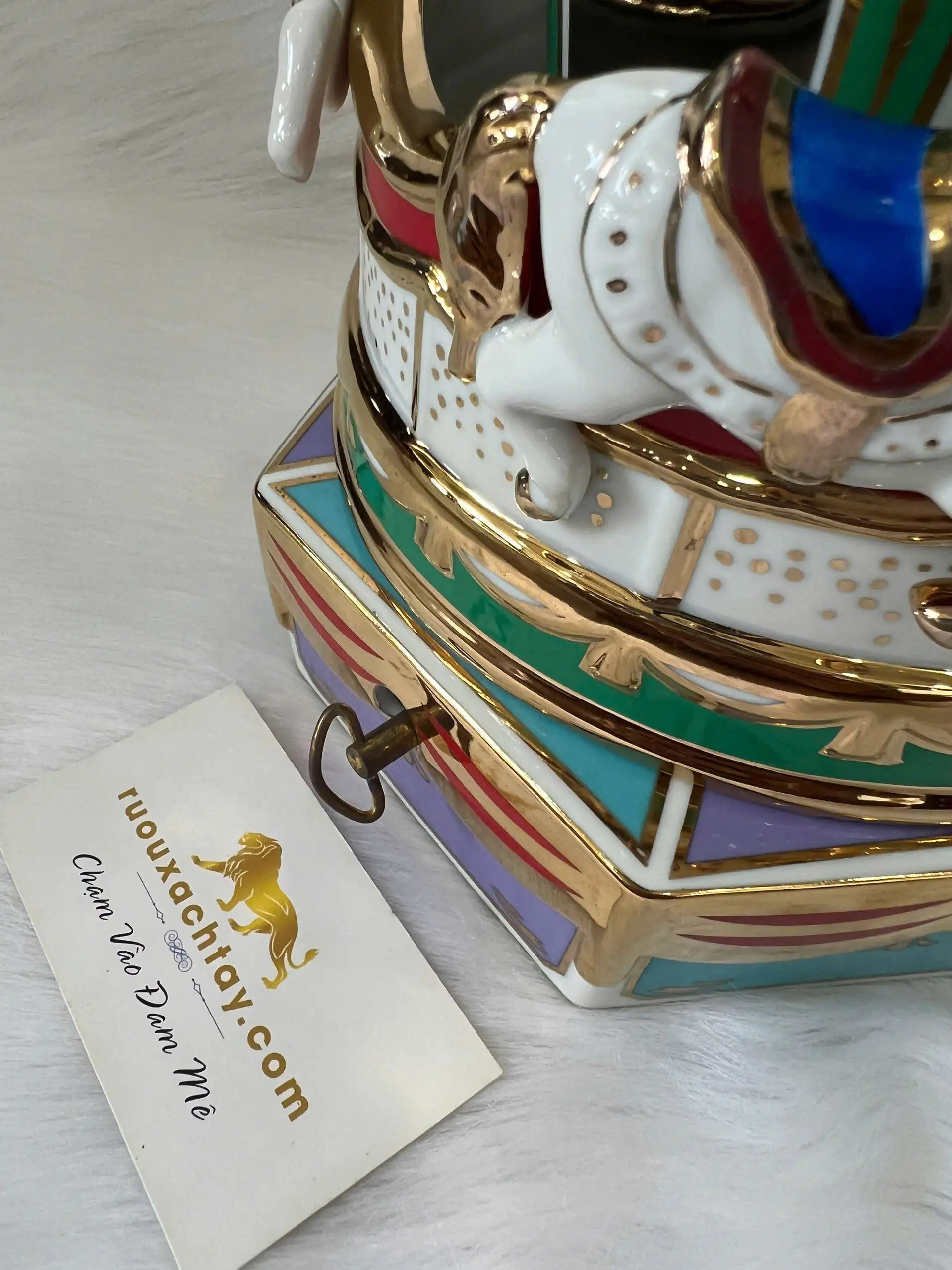 Suntory Whisky Prestige 25 Year Old - Carousel Decanter 4 Suntory Whisky Prestige 25 Year Old - Carousel Decanter (3)