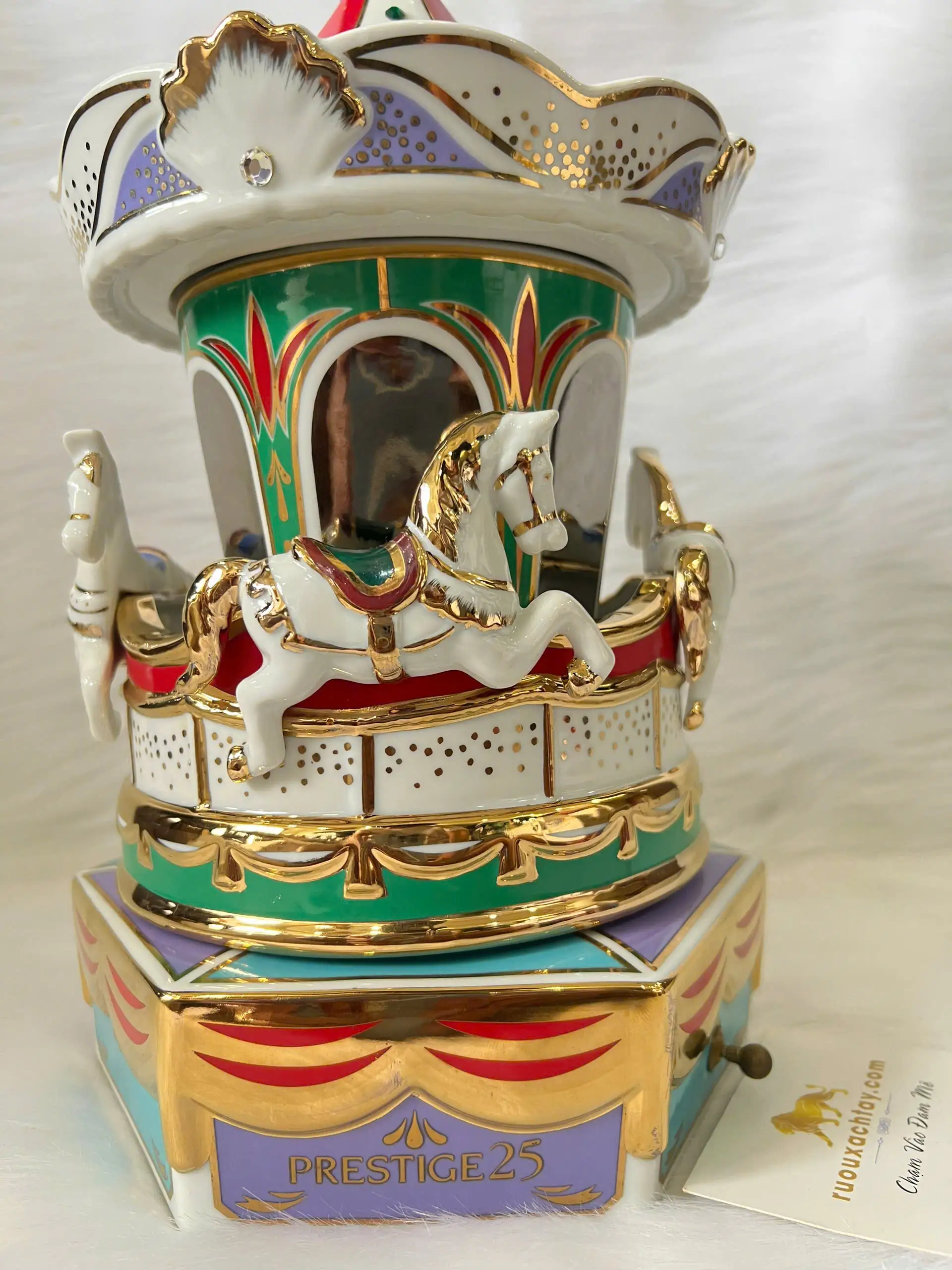 Suntory Whisky Prestige 25 Year Old - Carousel Decanter 3 Suntory Whisky Prestige 25 Year Old - Carousel Decanter (4)